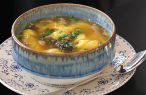Cocina tradicional china para dos en el centro